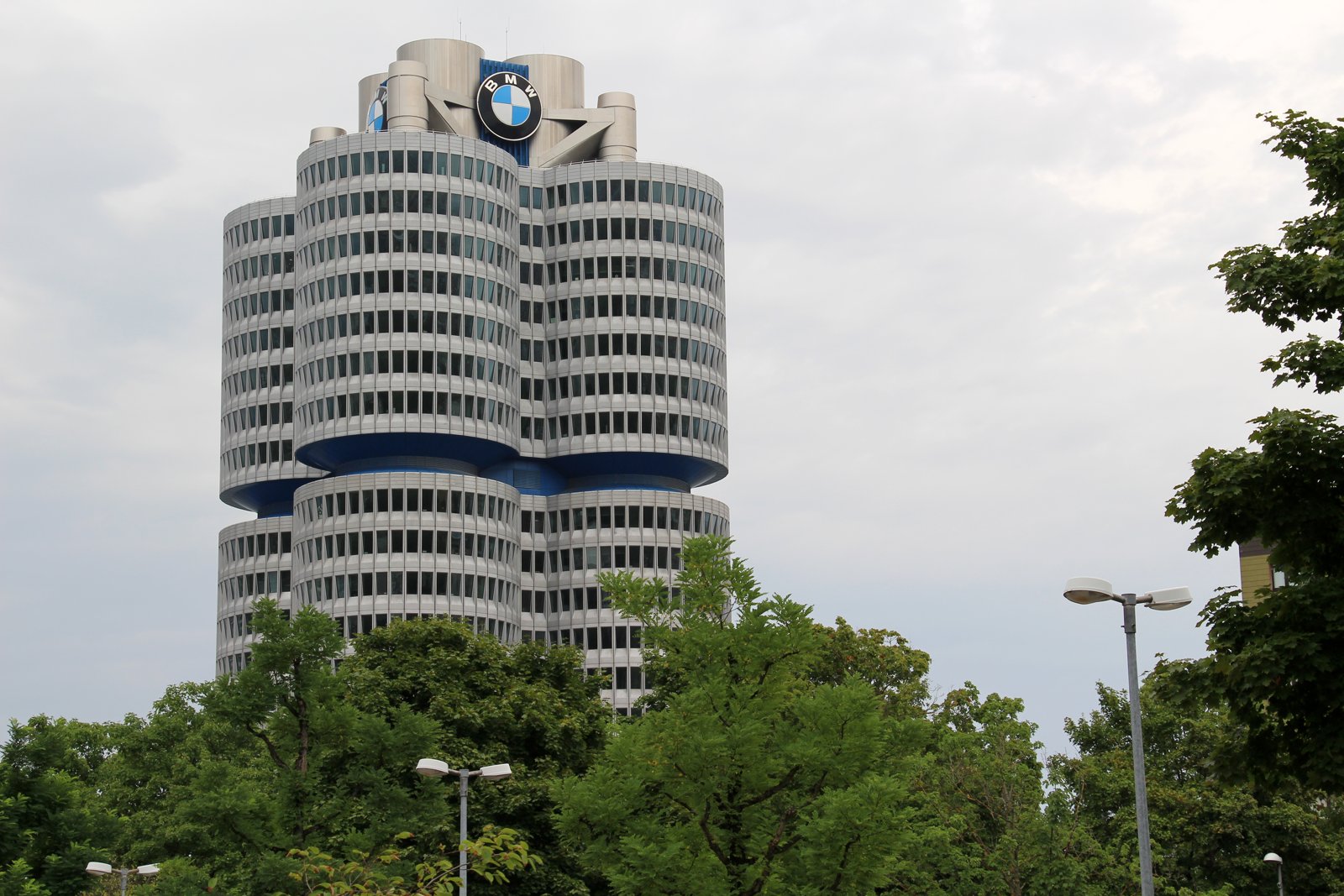 BMW headquarters, Munich. Archive photo, 2017. Foto: Fred Romero / Wikimedia Commons · CC BY 2.0